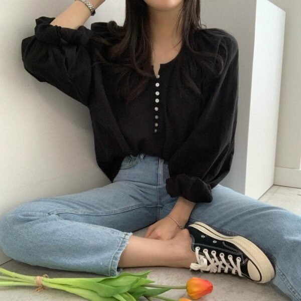 longsleeved blouse with buttons